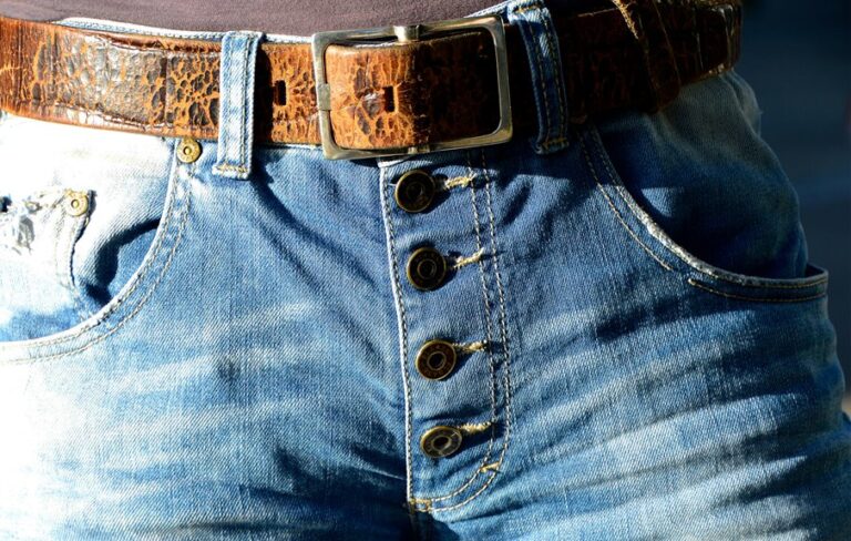 belt complements skinny jeans
