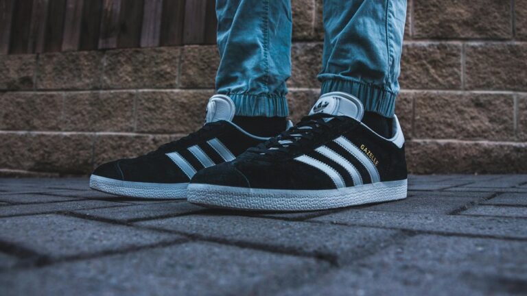 casual sneakers with jeans
