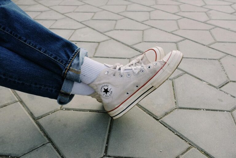 converse paired with skinny jeans