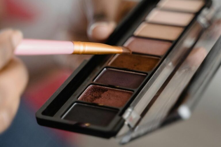 avoid patchy makeup blending