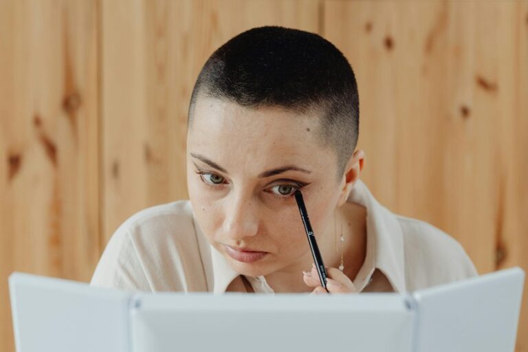eyeliner application clean lines