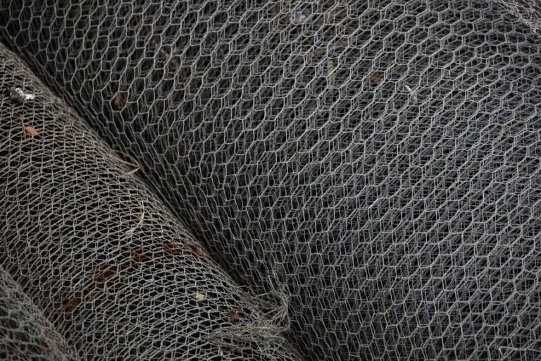 installing durable wire fencing